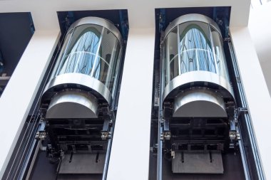 Dengesiz beton blokları olan asansörler, bir alışveriş merkezinde asansör mekanizması.