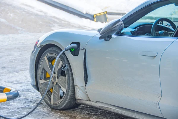 Opladen Van Een Elektrische Auto Vuile Auto Winter Het Probleem — Stockfoto