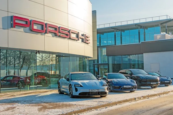 Новый Спорткар Porsche Taycan Turbo Другая Модификация 911 Рядом Авторизованным — стоковое фото