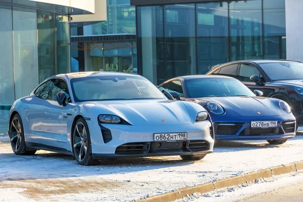 Nuevo Porsche Taycan Turbo Coche Deportivo Color Gris Blanco Rusia —  Fotos de Stock