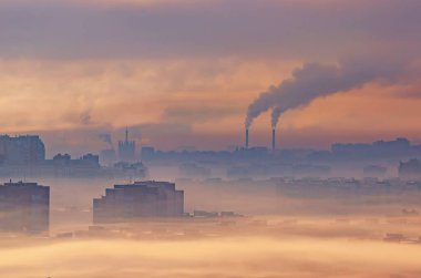 Kentsel manzara, duman ve dumanla gömülü konut binaları, kimyasal santraller atmosfere duman yayıyor.