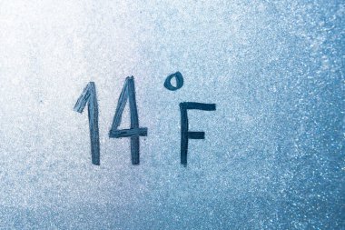 14 Fahrenheit ya da -10 santigrat derece buz ve buzla kaplı buzlu camlara yazılmış. Aşırı soğuk hava kavramı.