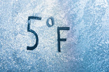 14 Fahrenheit ya da -10 santigrat derece buz ve buzla kaplı buzlu camlara yazılmış. Aşırı soğuk hava kavramı.