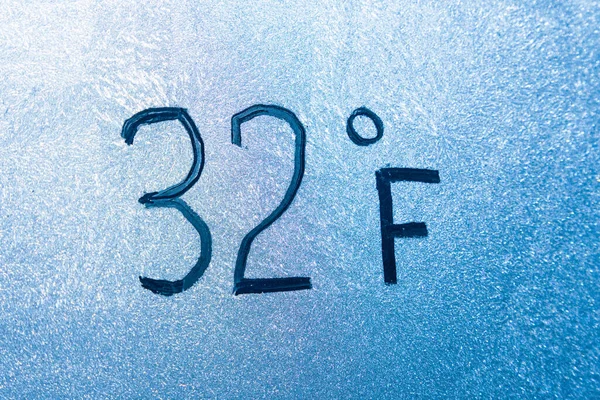 Stopnie Fahrenheita Lub Stopni Celsjusza Szkle Pokrytym Lodem Mrozem Koncepcja — Zdjęcie stockowe