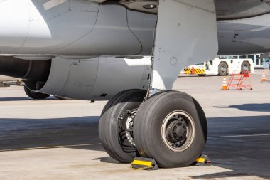 Lastik tekerlek, iniş takımları, kanatların altında.