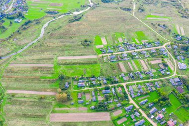 Yukarıdan güzel yeşil bir köy, toprak yollar, sokaklar, sebze bahçeleri, tarlalar, çayırlar, evler. Havadan üst görünüm