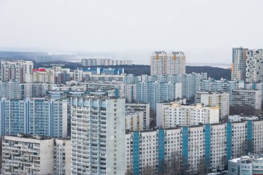 Beton panellerden, metropolün uyku alanlarından oluşan çok katlı binalar.