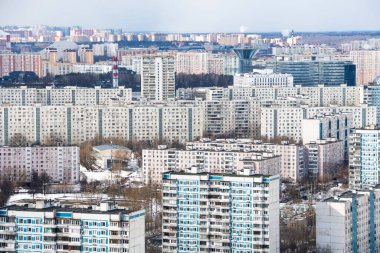 Beton panellerden, metropolün uyku alanlarından oluşan çok katlı binalar.