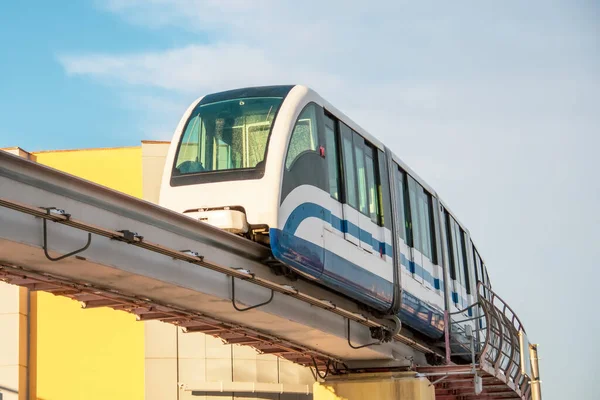 Високошвидкісний Поїзд Метро Повітряному Мосту Прибуває Станцію — стокове фото