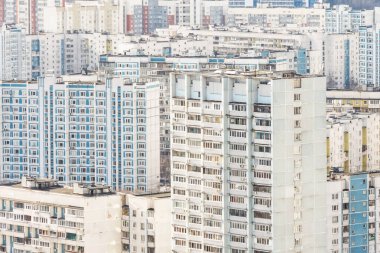 Beton panellerden, metropolün uyku alanlarından oluşan çok katlı binalar.