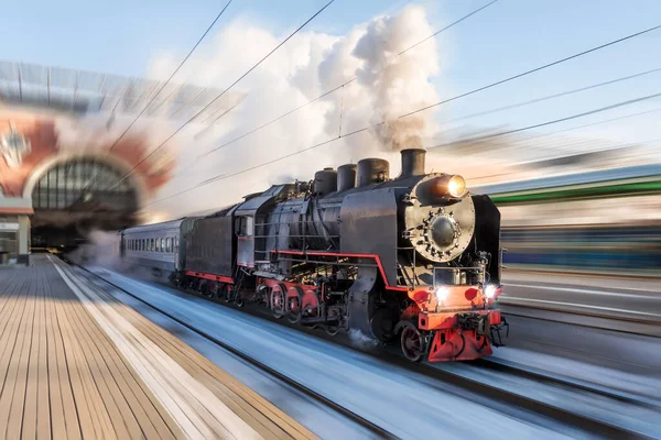 Locomotieve Stoom Met Krachtige Rookwolken Verlaat Het Station Voor Een — Stockfoto