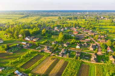 Rus köyü ve insansız hava aracı manzaralı tarlalar.