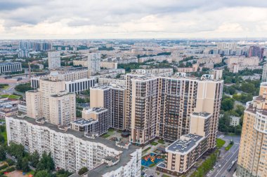Şehrin panoramik hava manzarası. Çok katlı binalar ve otoyollar.