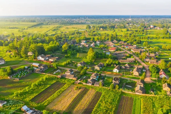Rus köyü ve insansız hava aracı manzaralı tarlalar.