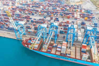 Limandaki konteynırları boşaltmak için büyük Maersk hattı kargo gemisi. Malta, Il Brolli Marsaxlokk, Malta-Freeport. 09 Mayıs 2019.