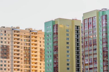Çok katlı binaların, tuğlaların ve camlı cephelerin manzarası