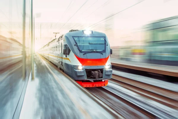 Hareket Bulanıklığı Olan Hızlı Banliyö Treni Şehir Istasyonuna Gidiyor — Stok fotoğraf