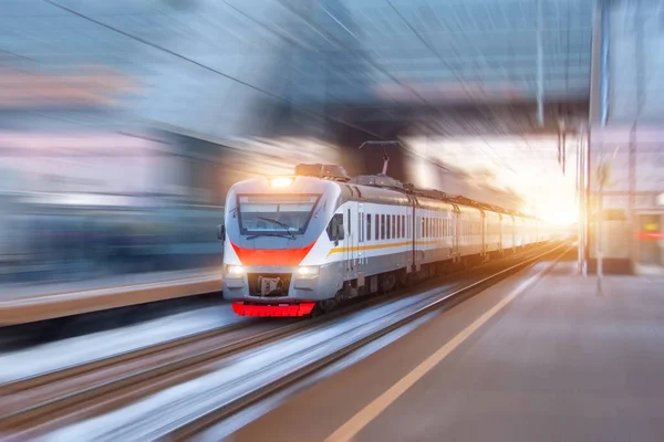 Snelheid Voorstedelijke Trein Met Bewegingswaas Ritten Stadsstation — Stockfoto