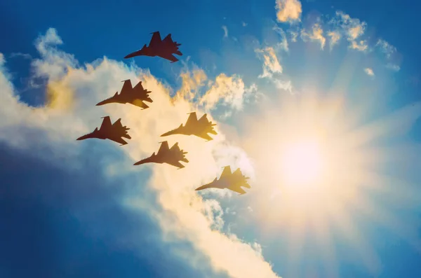 Groep Gevechtsvliegtuigen Vliegen Met Felle Zon Aan Hemel — Stockfoto