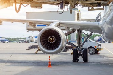 Motorlu ve iniş takımlı jet uçağı kanadı görüntüsü