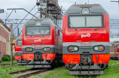 Otoparktaki elektrik lokomotifleri EP2K rzd Rusya demiryolu. Rusya, Saint-Petersburg, 27 Ağustos 2017