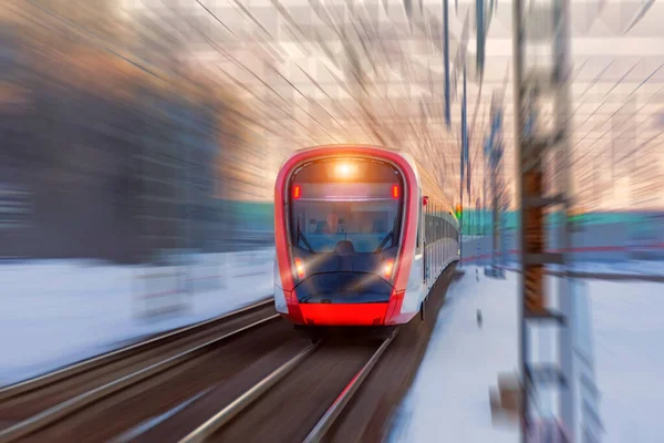 Hochgeschwindigkeitszug Fährt Vom Bahnsteig — Stockfoto