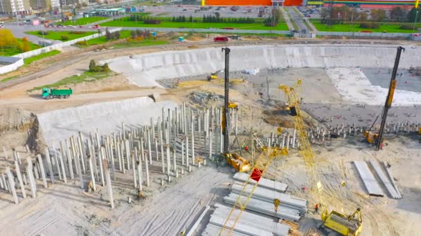 Byggande Stadion Utställningskomplex Arena Tunga Maskiner För Att Driva Pelare — Stockvideo