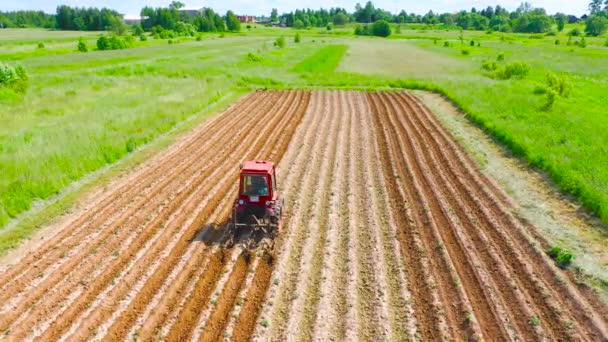 풍경을 배경으로 채소를 마을의 기계와 트랙터 사용하여 토양을 — 비디오