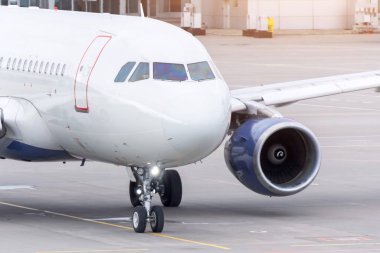 Uçağı terminalden havalanmak için yüklemek