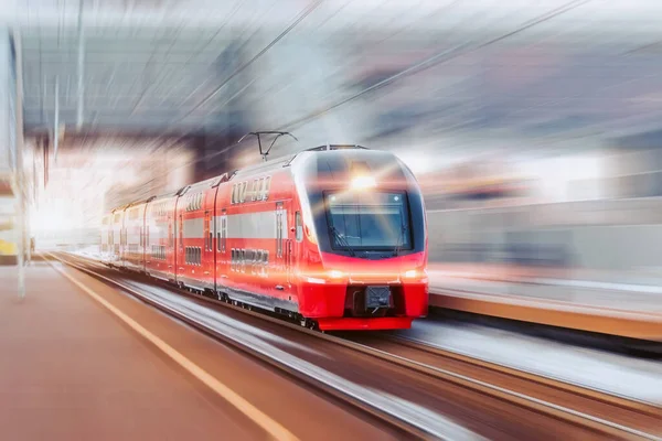 Yüksek Hızlı Çift Katlı Ekspres Tren Şehirdeki Bir Istasyona Varır — Stok fotoğraf