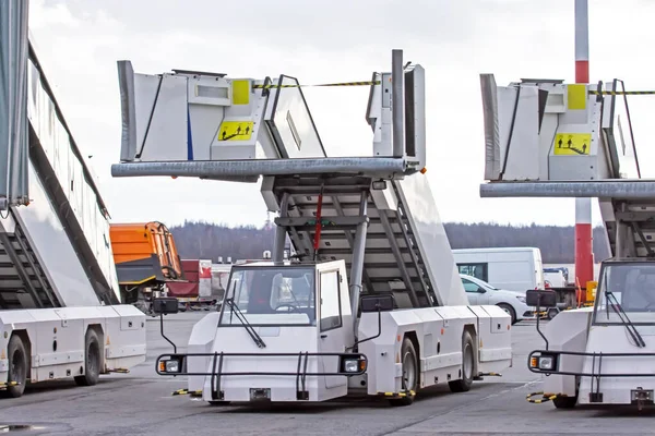 Mobiele Ladders Voor Het Uitstappen Van Passagiers Vliegtuigen — Stockfoto