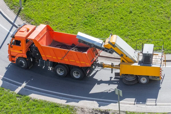 Aanhangwagen Met Schoonmaaksysteem Met Borstels Stofzuigers Schoonmaak Langs Weg Stad — Stockfoto