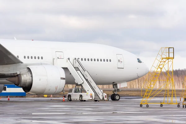 Avión Estacionamiento Con Pasarela Para Pasajeros Embarque — Foto de Stock