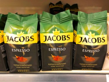 Jacobs Espresso kahvesi, plastik poşetlerde bir sıra kahve yakın bir süpermarket rafında paketleniyor, Rusya, Saint-Petersburg. 08 Nisan 2021
