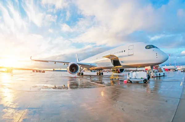 Pasażerski Komercyjny Samolot Zaparkowany Mokrym Fartuchem Lotnisku Podczas Konserwacji Wieczorny — Zdjęcie stockowe
