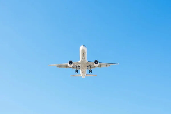 Avión Reacción Volando Cielo Azul Acercamiento Para Aterrizar — Foto de Stock