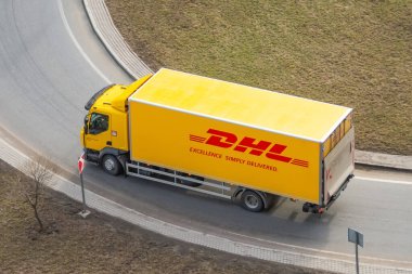 Euro Kargo kamyonu DHL dünyanın en büyük lojistik şirketi. Rusya, Saint-Petersburg 02 Nisan 2021