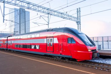 Yüksek hızlı çift katlı ekspres tren şehirdeki bir yolcu istasyonuna varır.