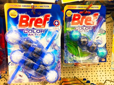 Bref color aktif paketli temiz tazelik, yakın bir süpermarket rafında, Rusya, Saint-Petersburg. 10 Nisan 2021