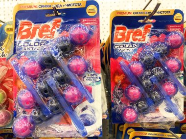 Bref color aktif paketli temiz tazelik, yakın bir süpermarket rafında, Rusya, Saint-Petersburg. 10 Nisan 2021