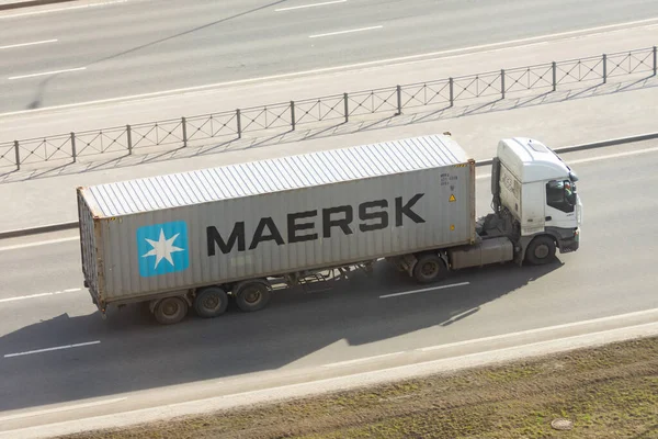 Camion Con Rimorchio Società Container Verde Maersk Sulla Strada Statale — Foto Stock