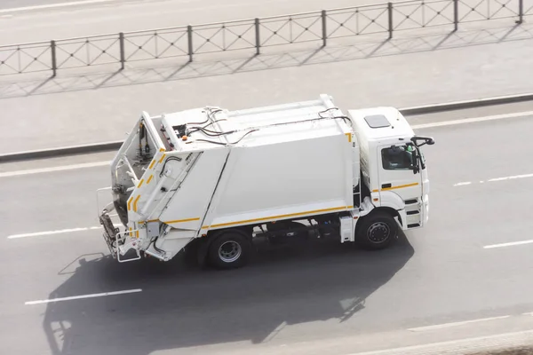 Recycling Witte Vrachtwagen Rijdt Weg Stad — Stockfoto