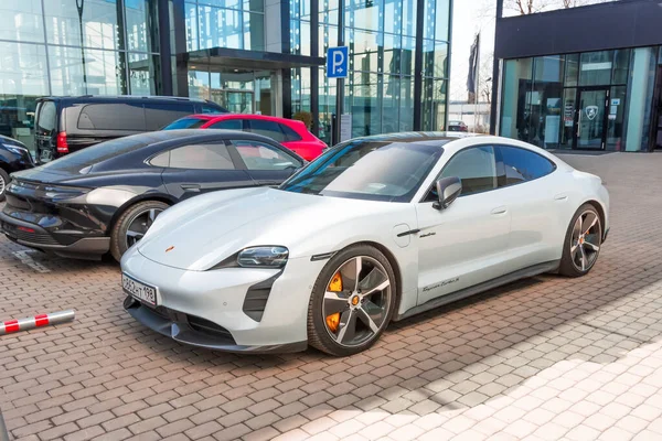 Nuevo Porsche Taycan Turbo Coche Deportivo Color Gris Blanco Rusia —  Fotos de Stock