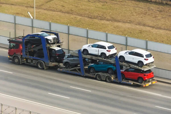 Перевезення Нових Автомобілів Причепі Вантажівкою Доставки Дилерам — стокове фото