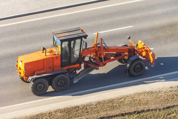 Naranja Tractor Nivelador Conducción Carretera Ciudad — Foto de Stock