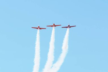 Aerobatik takım havada düz bir çizgide uçar ve arkasında iz bırakır.