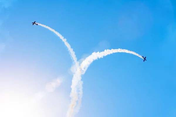 Zwei Flugzeuge Zerstreuen Sich Himmel Und Hinterlassen Eine Rauchige Spur — Stockfoto