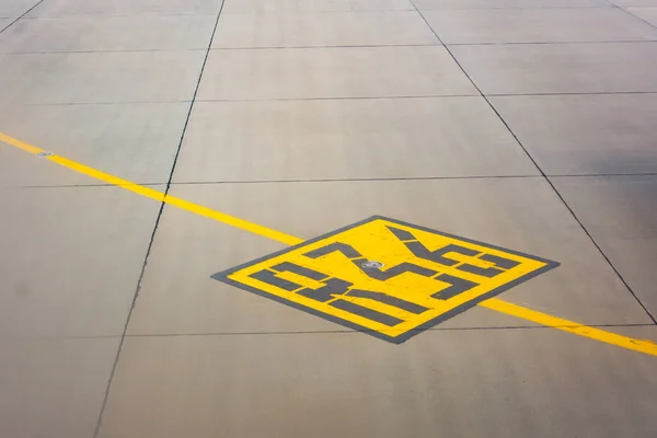 Αεροδρόμιο Κίτρινες Γραμμές Τροχοδρόμησης R36 Σημάνσεις Στην Ποδιά Τσιμέντο Άσφαλτο — Φωτογραφία Αρχείου