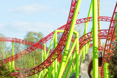 Lunaparkta bir lunaparkta hız trenini döndür ve döndür