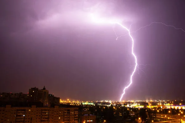 闪电在夜间袭击了这个城市的地面 — 图库照片
